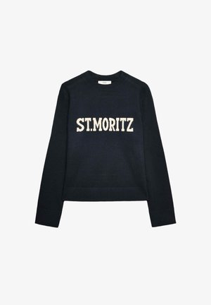 Marineblauer Pullover mit verkürztem Schnitt und cremefarbener Schrift "ST. MORITZ", die über die Brust gestrickt ist. Weicher Stoff und gerippte Bündchen.