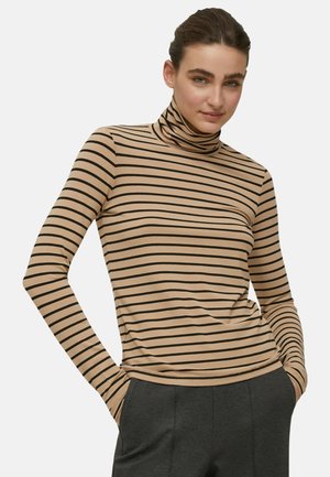 Maglione a collo alto beige con strisce orizzontali nere, realizzato in tessuto morbido. Presenta maniche lunghe e una silhouette aderente.