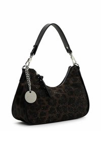 Pruun leopardimustriga käekott, millel on sile materjal, hõbedased detailid ja must sang, varustatud tõmblukuga ning dekoratiivse kettaga.