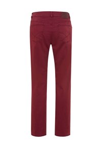 Chino bordeaux con design a gamba dritta, realizzati in morbido cotone, dotati di due tasche posteriori con cucitura decorativa e un etichetta in pelle del marchio.