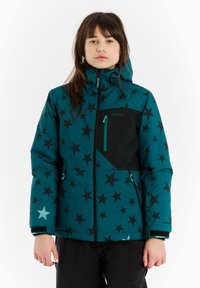 Tirkizna jakna s uzorkom zvijezda, crnim detaljima, džepovima sa zatvaračem i kapuljačom. Ima meku unutarnju podstavu za toplinu.