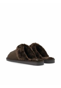 Brune slippers med en blød faux fur-foring, en glat overflade og en flad sål. Designet har en åben tå og en rund form.