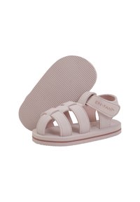 Ljust rosa sandaler med flera remmar, gummisula och logotypdetalj på sidan. Mjukt material och texturerad undersida för grepp.