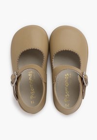 Tanleren Mary Jane-schoenen met een ronde neus, ronde uitsparingen, golvende randen en een zijgesp voor aanpassing.