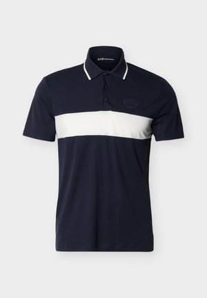 Marineblaues Poloshirt mit weißem horizontalem Streifen über der Brust, kurzen Ärmeln, Kragen mit weißer Einfassung und Drei-Knopf-Leiste.