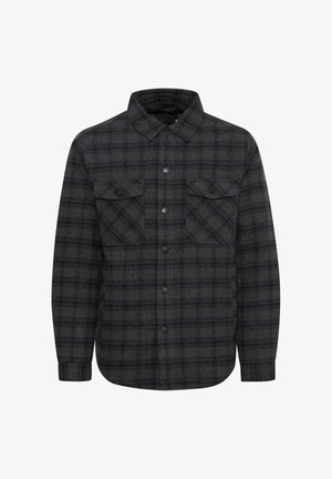 Chemise à carreaux grise à boutons en tissu de flanelle, dotée de deux poches poitrine, de boutons noirs et d'un col classique.