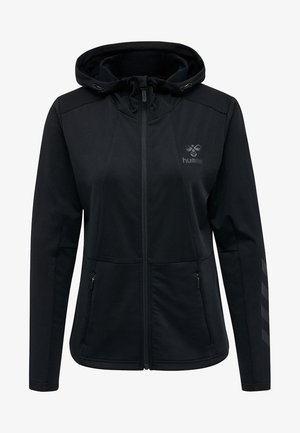 Schwarze Softshelljacke mit Reißverschluss, Kapuze, zwei Seitentaschen und Logo auf der Brust. Verfügt über diagonale Streifen an den Ärmeln.