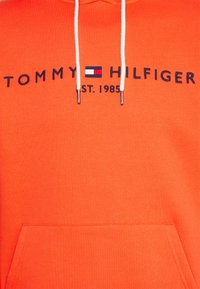 Tommy Hilfiger LOGO HOODY - Sweatshirt com capuz - hawaiian coral