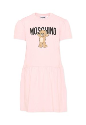 Jasnoróżowa sukienka z krótkim rękawem i marszczoną spódnicą, z brązowym misiem i czarnym napisem "MOSCHINO" na piersi.