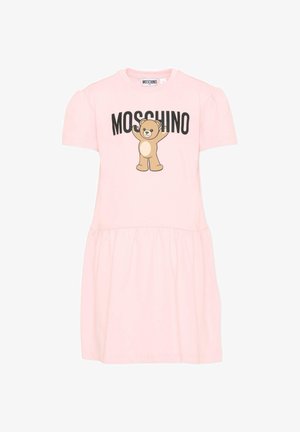 Jasnoróżowa sukienka z krótkim rękawem i marszczoną spódnicą, z brązowym misiem i czarnym napisem "MOSCHINO" na piersi.