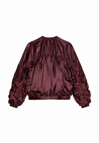 Karamelinių atspalvių satino bomberio striukė su raukšlėta nugarine dalimi ir pūstomis rankovėmis, turinti gilią apykaklę ir apvalkalą, taip pat sudėtingus siuvimo detalės.