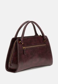 Guess GEORGINA PYTHON-OPTIK - Handbag - bordeaux