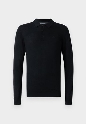 Zwarte longsleeve polo gemaakt van lichtgewicht stof, met een klassieke kraag, drie knopen en een subtiele logo op de borst.