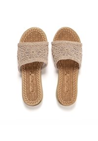 Sandalias deslizantes beige con una correa de tela texturizada que presenta bordados florales. Suela de goma con textura estampada para mayor agarre y comodidad.