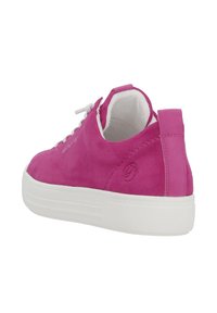 Rosa Wildleder-Sneaker mit weißer Gummisohle. Verfügt über eine Schnürung, gepolsterte Ferse und Logodetail an der Ferse. Glatte Textur und minimales Design.
