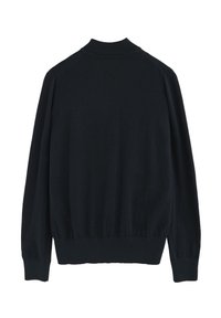 Svart stickad tröja med hög krage, ribbade mudd och nederkant, långa ärmar och en mjuk yta.