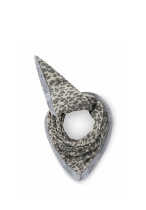 Dreieckstuch mit grauem und beigefarbenem Leopardenmuster und weichem grauem Pelzbesatz, gefaltet, um Textur und Muster hervorzuheben.