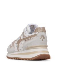 Sneakers in suede bianco e beige con dettagli in glitter e suola testurizzata. Presentano un design laterale unico e una soletta ammortizzata.