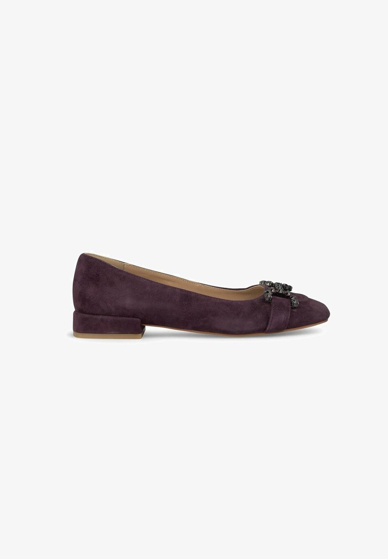 Chaussure plate en suede violet avec un bout rond, comportant un nœud décoratif et un accent brillant à l'avant, ainsi qu'un petit talon carré.