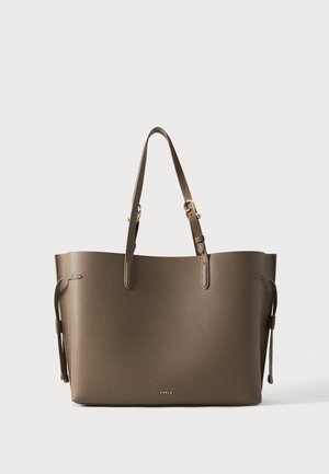 Sac cabas en cuir marron texturé avec deux bretelles ajustables et petit logo doré de la marque au centre avant.