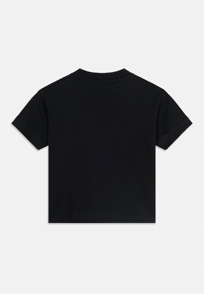 Απλό μαύρο βαμβακερό μπλουζάκι με κοντά μανίκια, εμφανιζόμενο από πίσω, με στρογγυλή λαιμόκοψη σε λευκό φόντο.