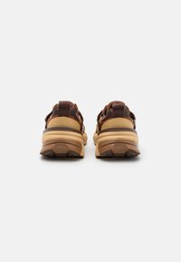 Nike Sportswear V2K RUN  - Tossud - light british tan/sesame/picante red/cacao wow/dark russet