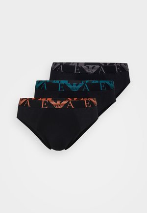 Trois paires de slips noirs avec des ceintures élastiques ; l'un présente un logo teal, un autre un logo orange, et le dernier a un motif gris.
