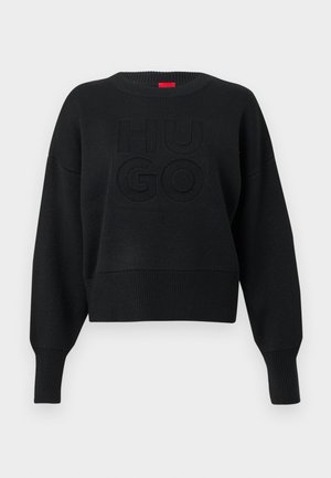 Čierny pletený sveter s okrúhlym výstrihom a dlhými rukávmi s jemne embosovaným logom "HUGO" na prednej strane.