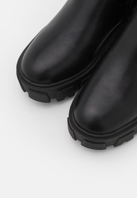RAID Ylipolvensaappaat - black