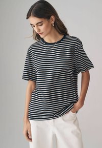 THE SET RELAXED SHORT SLEEVE 5 PACK - Jednoduché tričko - black berry red taupe brown white stripe