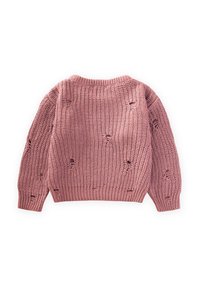 Růžový pletený svetr s volným vzorem, který obsahuje nepravidelné dírky a žebrovaný lem a manžety. Kulatý výstřih a dlouhé rukávy.