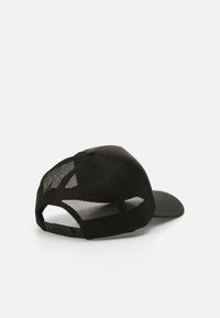 Fekete baseball sapka szilárd első panellel és hálós hátsó résszel. Ívelt karimával és állítható snapback zárással. Textúrált szövet, minimalista design.