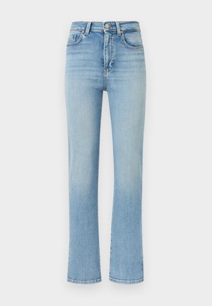 Jeans bleu clair taille haute à jambes droites avec bouton à l'avant, fermeture éclair et design à cinq poches sur fond blanc.