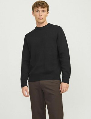 Schwarzer gestrickter Pullover mit rundem Halsausschnitt, langen Ärmeln und einem Rippstruktur, kombiniert mit braunen Hosen. Schlichtes Design, ohne erkennbare Muster.