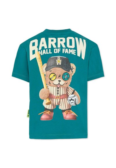 Morska koszula z kreskówkowym misiem w stroju baseballowym, trzymającym kij i piłkę, z napisem "BARROW HALL OF FAME" powyżej.