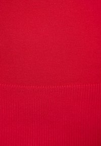 Rode ribstof met een gladde textuur, met horizontale en verticale lijnen, die een uniforme kleur en een consistent patroon presenteert.