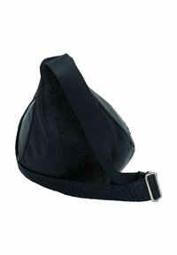 Borsa a tracolla in nylon blu navy con forma triangolare, dotata di una tracolla texturizzata con logo in rilievo e una fibbia metallica regolabile.
