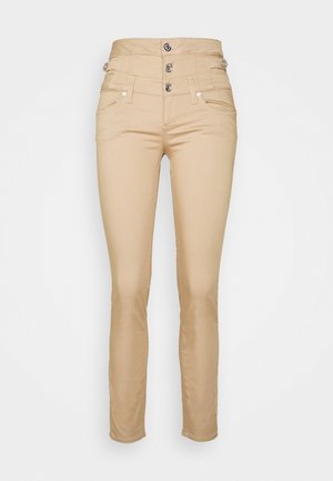 Beżowe spodnie o wysokim stanie z dopasowanym krojem, z zapięciem na guziki i dwoma przednimi kieszeniami. Gładka tekstura i minimalne detale szwów.