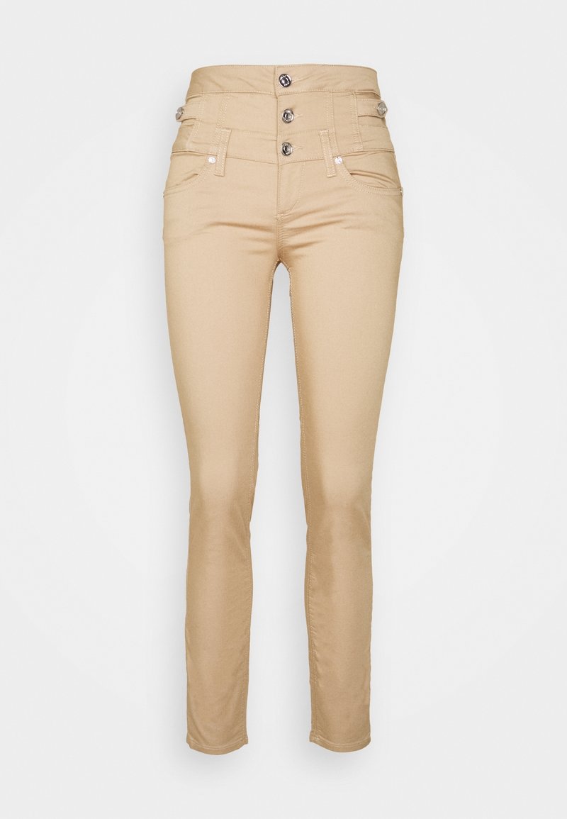 Pantaloni beige a vita alta con design aderente, dotati di chiusura a bottoni e due tasche frontali. Texture liscia e dettagli di cucitura minimi.