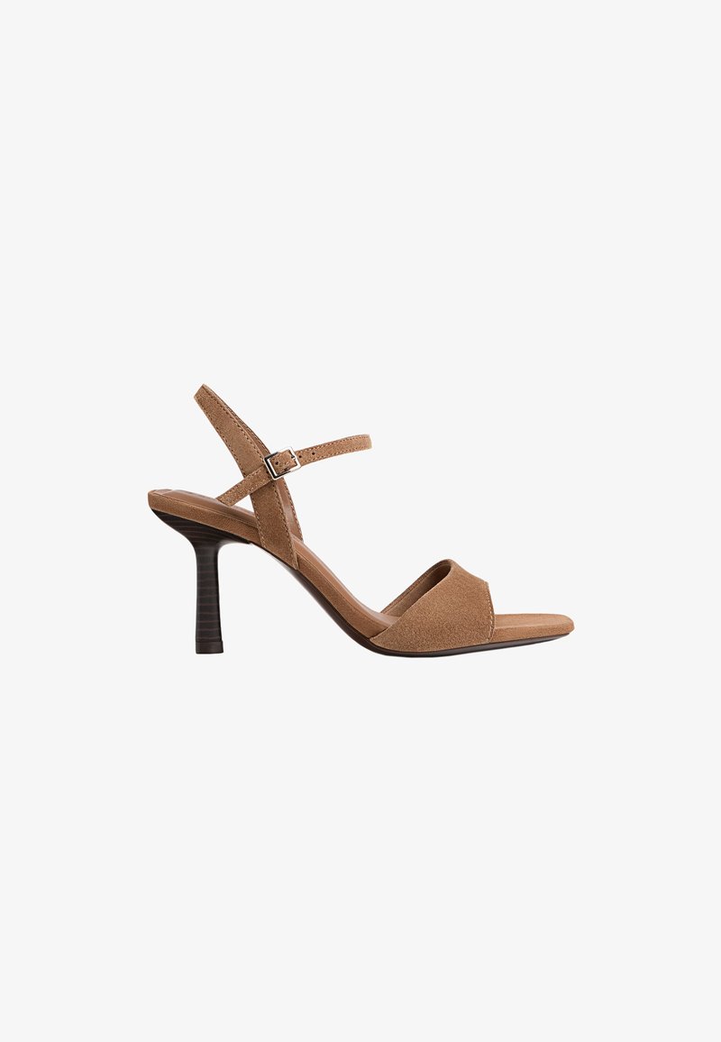 Sandal con tacco in suede marrone, design open toe, cinturino alla caviglia regolabile e tacco verticale sottile con una finitura testurizzata.