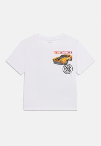 Balta medvilninė marškinėliai su trumpomis rankovėmis, turintys oranžinio automobilio grafiką ir „Hot Wheels“ tekstą kairėje krūtinės pusėje.