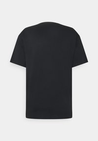 Fekete, rövid ujjú póló, kerek nyakkivágással, puha pamut anyagból készült. Egyszerű design, látható logók vagy minták nélkül.