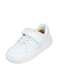 Zapatilla deportiva blanca con un upper de material similar al cuero, detalles perforados, cordones planos y una correa con gancho y bucle para un ajuste seguro.