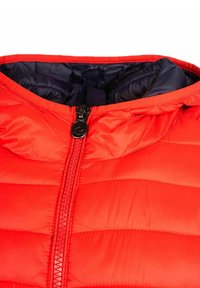 Rote Daunenjacke mit gestepptem Design, ausgestattet mit einem Frontreißverschluss, schwarzem Reißverschlusszug und einem navyfarbenen Innenfutter. Mit Kapuze und glatter Oberfläche.