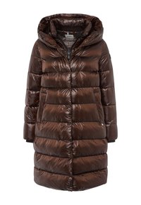 Brun puffersjakke med en skinnende finish, som har hætte, vandrette quiltede sektioner og sidelommer. Stoffet ser glat og isoleret ud.