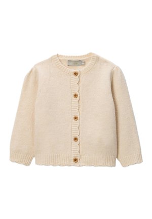Cardigan pour bébé en tricot de couleur crème, avec des manches longues et cinq boutons en bois sur le devant.