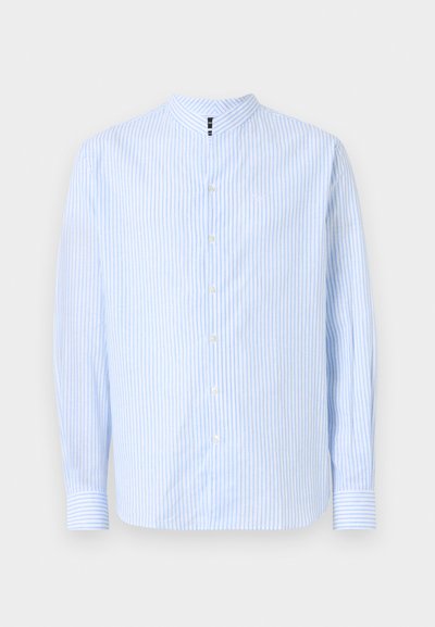 Šviesiai mėlynas ir baltas dryžuotas marškiniai su apykakle, ilgomis rankovėmis ir maža logotipo detale ant krūtinės. Pagaminta iš medvilnės.