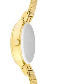 Reloj de acero inoxidable dorado con una caja redonda, bisel liso y una pulsera de malla texturizada. Presenta una corona en el lateral para el ajuste.