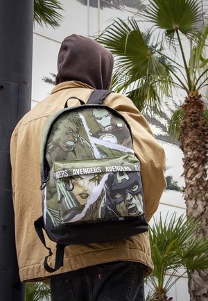 Karactermania SUPERHEROES MARVEL DC HIGH SCHOOL - Školní taška - Avengers khaki