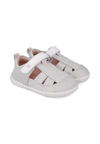 Zapatos de lona grises con suelas blancas, con una correa de Velcro y detalles troquelados en los lados, acentuados por un interior rosa.